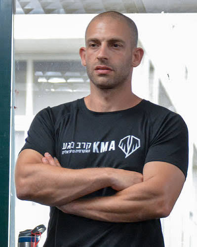 אלעד ביננפלד, מומחה לקרב מגע, במסגרת סדנת ביטחון ותפקוד תחת לחץ ומגע לשחקני כדורסל